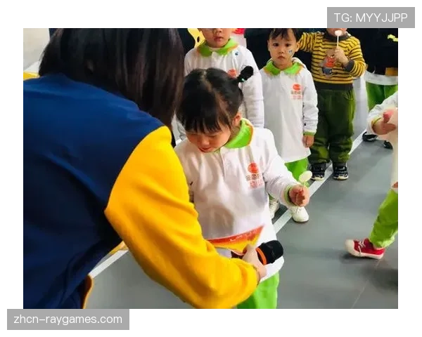 亲子骑行活动受欢迎,萌娃装扮成赛场可爱风景 亲子骑行活动受欢迎,萌娃装扮成赛场可爱风景