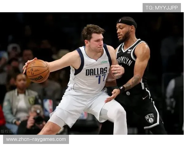 全明星正赛最后时刻，东契奇绝杀后与队友庆祝瞬间